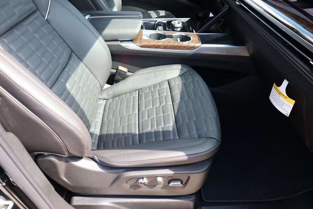 New 2026 Cadillac Escalade Platinum Sport w/ LPO, ONYX Package image 15