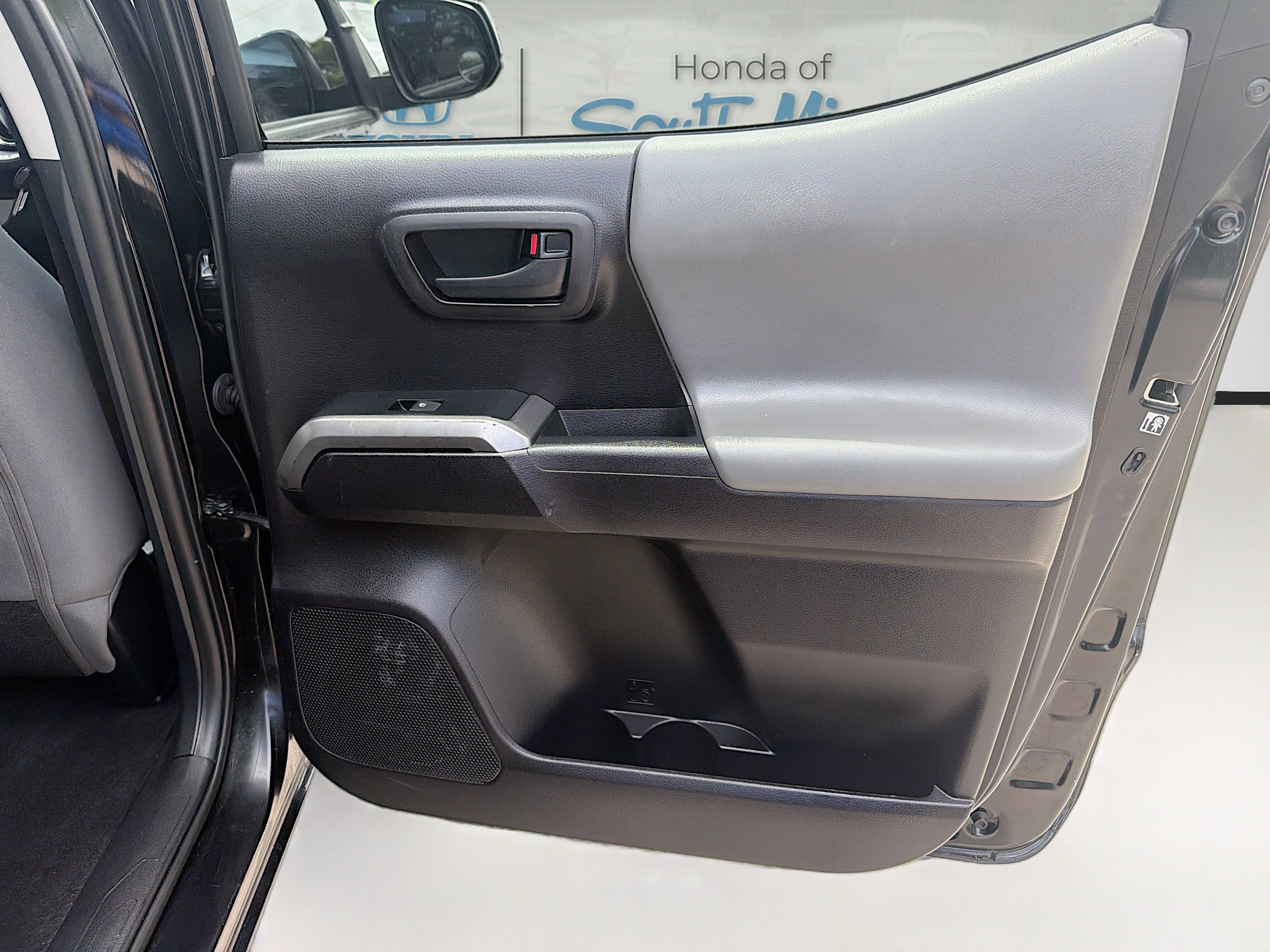 Used 2020 Toyota Tacoma SR5 image 30