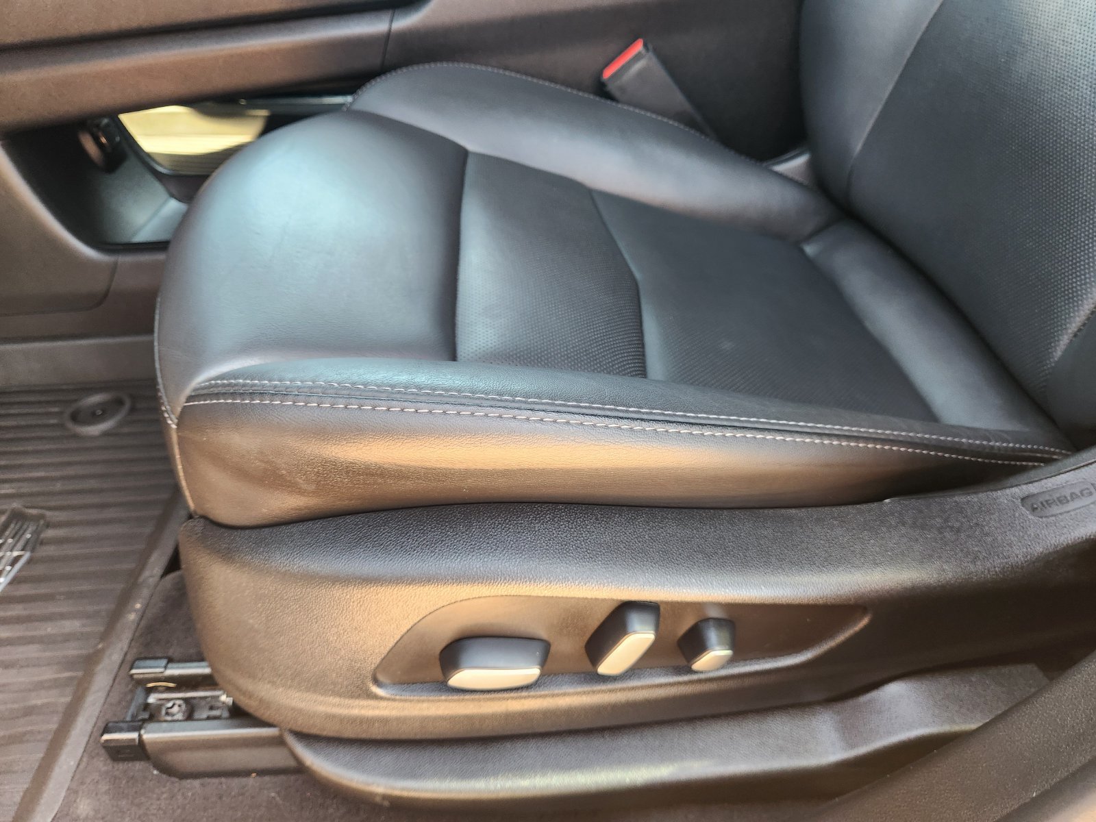 Used 2022 Cadillac XT5 Premium Luxury w/ LPO, Floor Liner Package AWD/4WD image 24