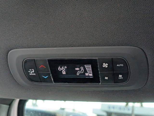 Used 2025 Chrysler Pacifica Select FWD image 9