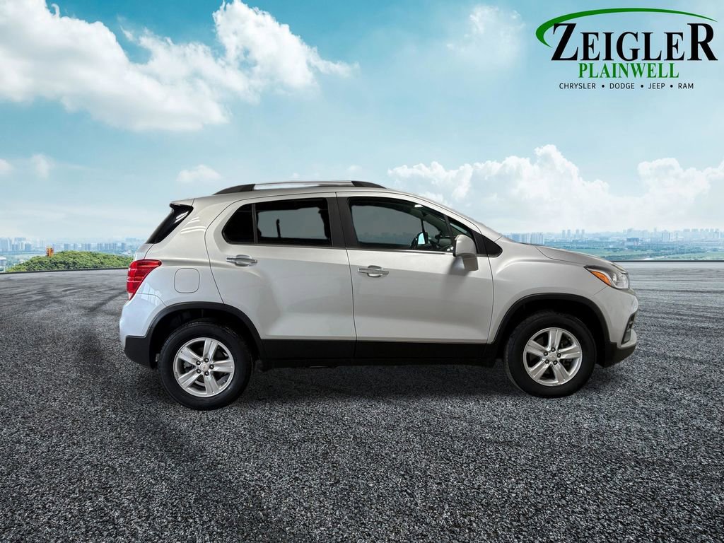 Used 2020 Chevrolet Trax LT w/ LT Convenience Package image 12