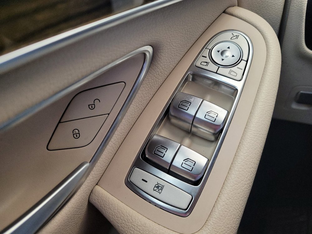 Used 2019 Mercedes-Benz GLC 300 4MATIC w/ Premium Package image 27