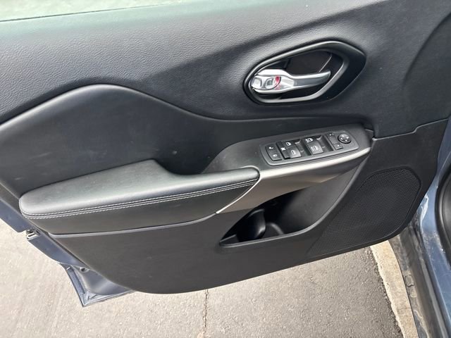 Used 2021 Jeep Cherokee Latitude w/ Mopar Interior Package image 10