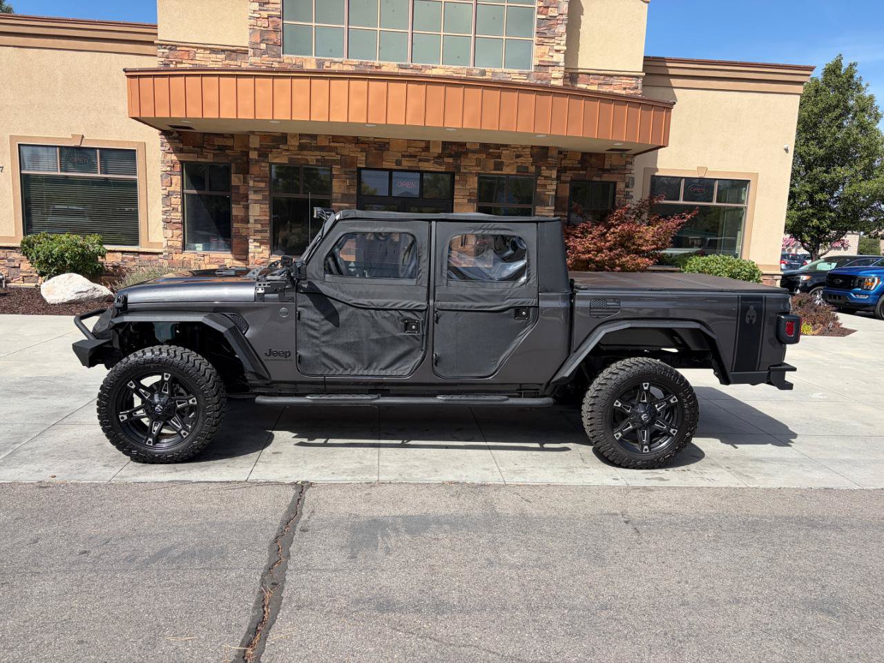 Used 2023 Jeep Gladiator Sport AWD/4WD image 2
