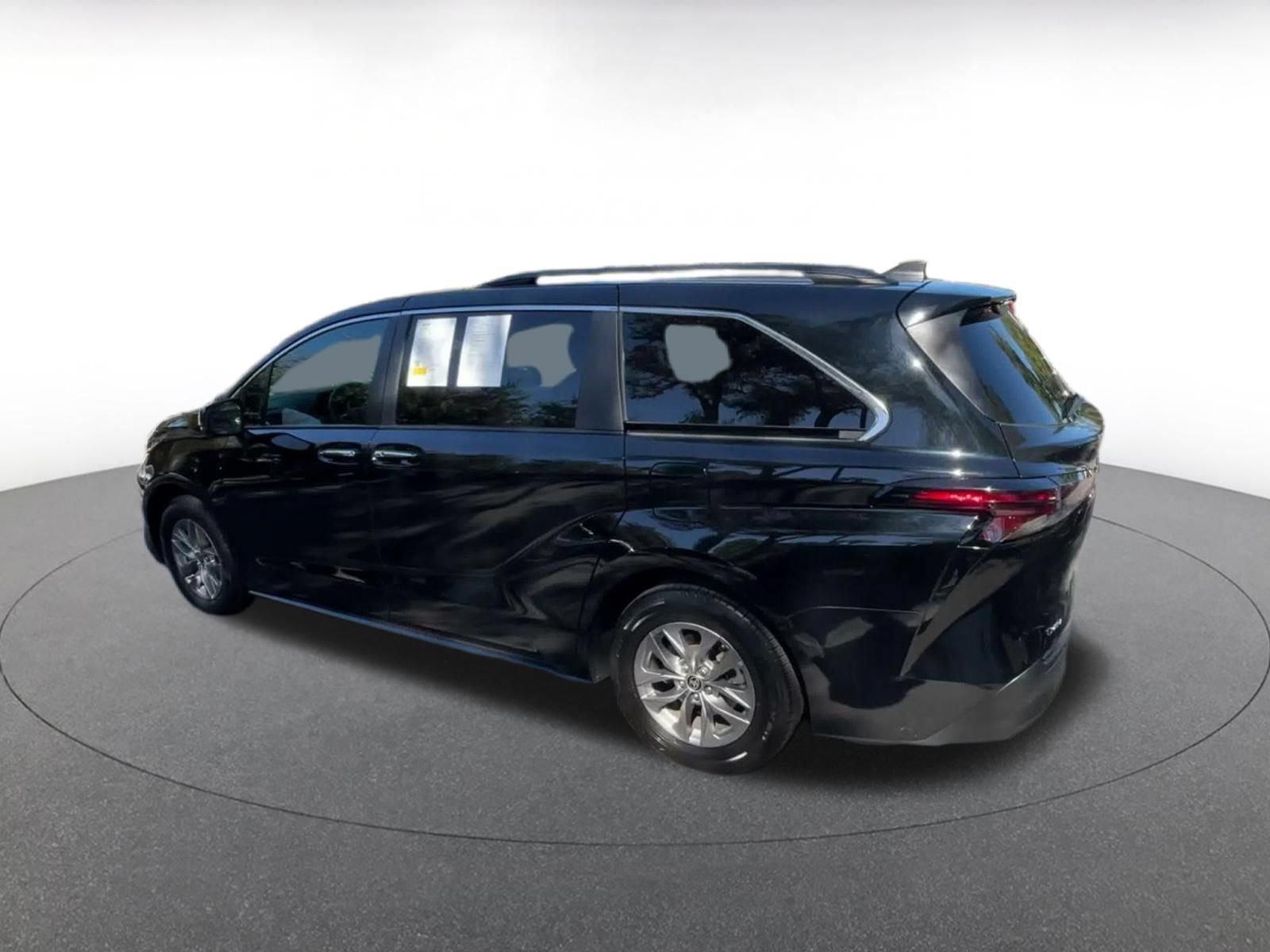 Used 2025 Toyota Sienna XLE FWD image 9