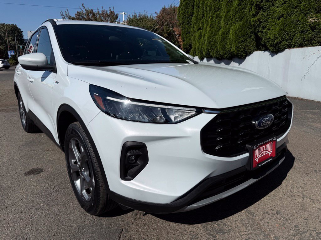 Used 2025 Ford Escape ST-Line Select AWD/4WD image 2