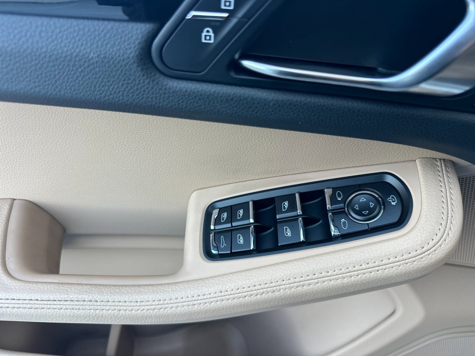 Used 2023 Porsche Macan S AWD/4WD image 12