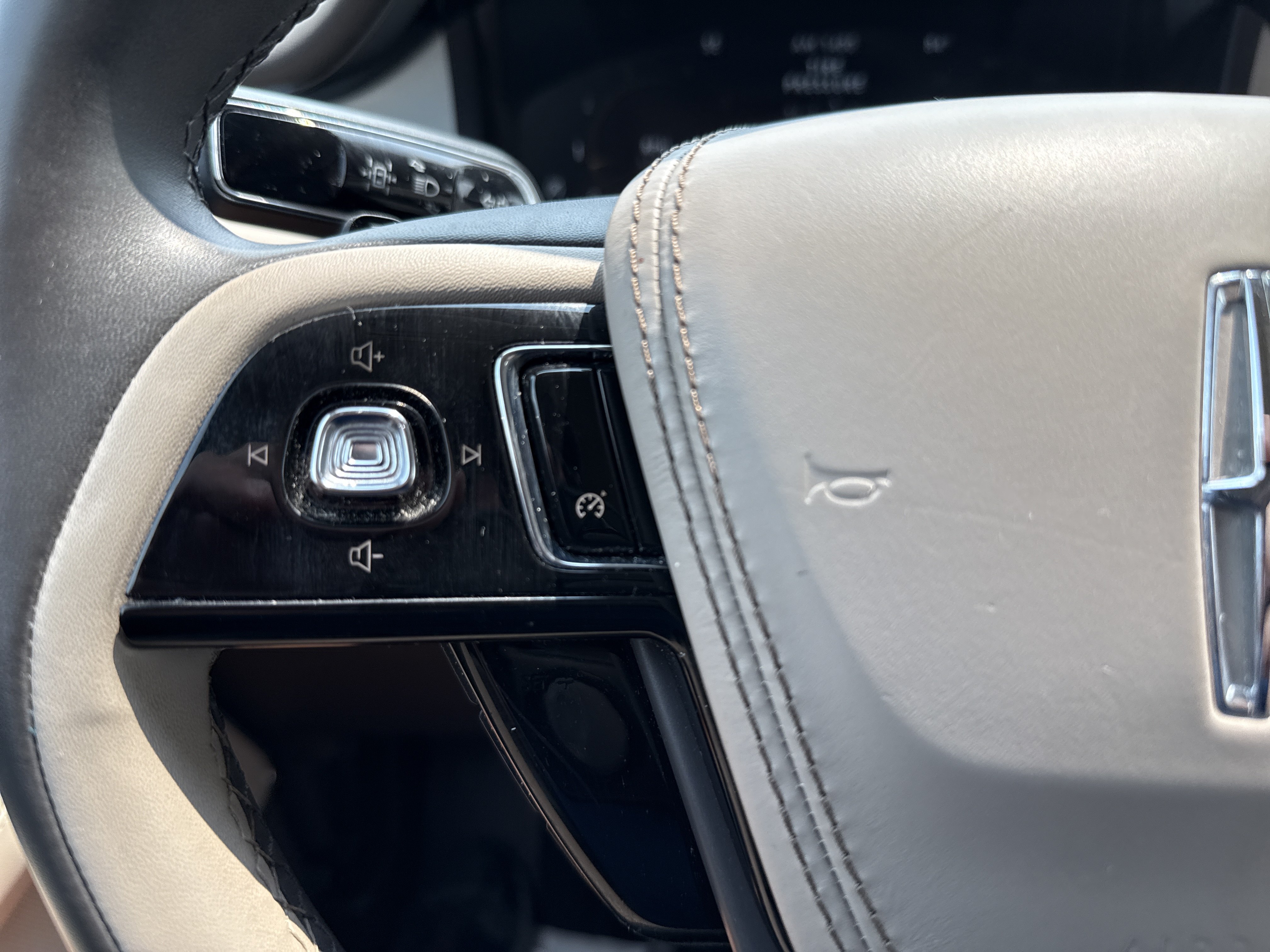 Used 2022 Lincoln Aviator AWD w/ Premium Package image 19