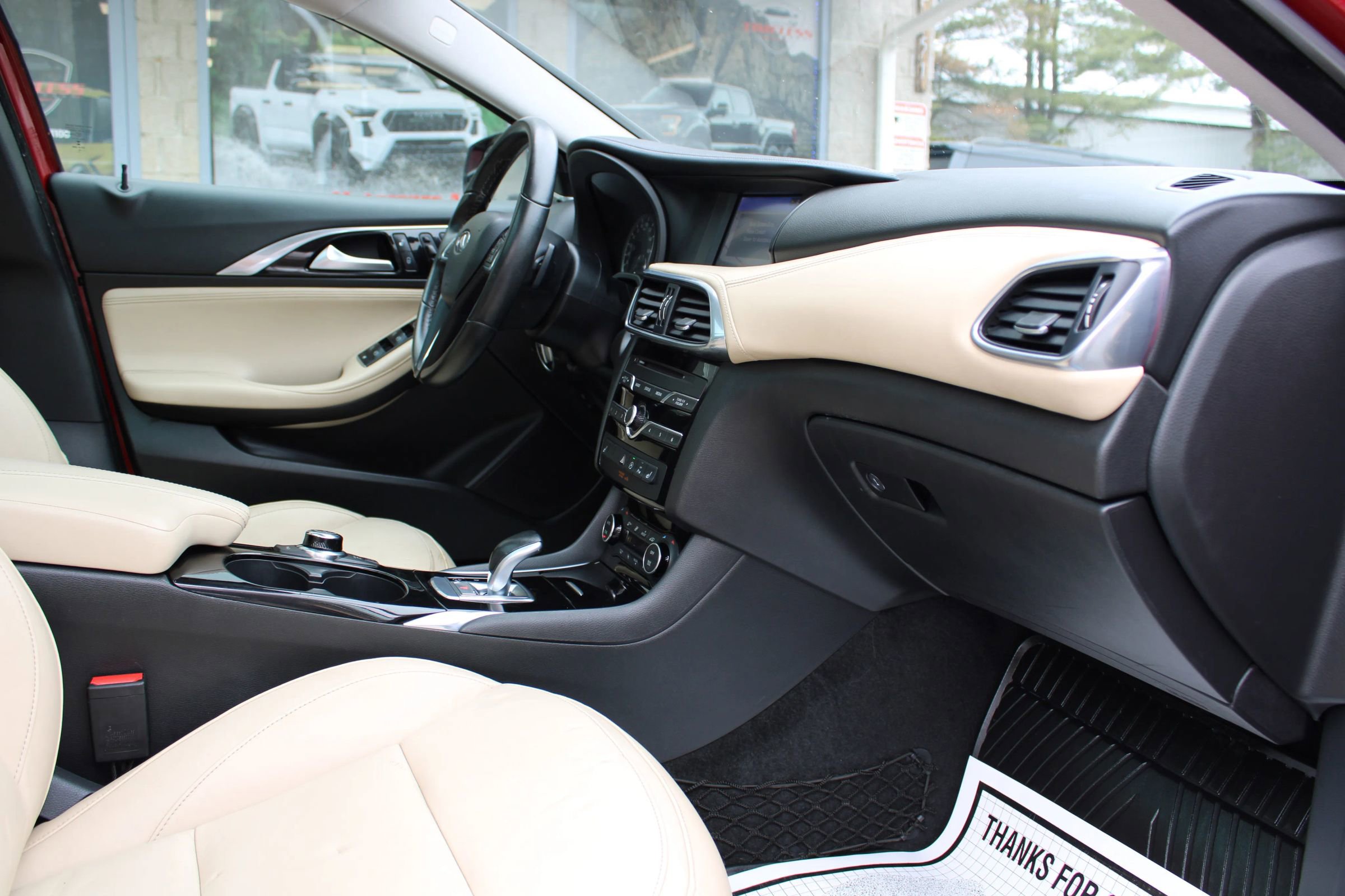 Used 2017 INFINITI QX30 Premium w/ Navigation Package image 21