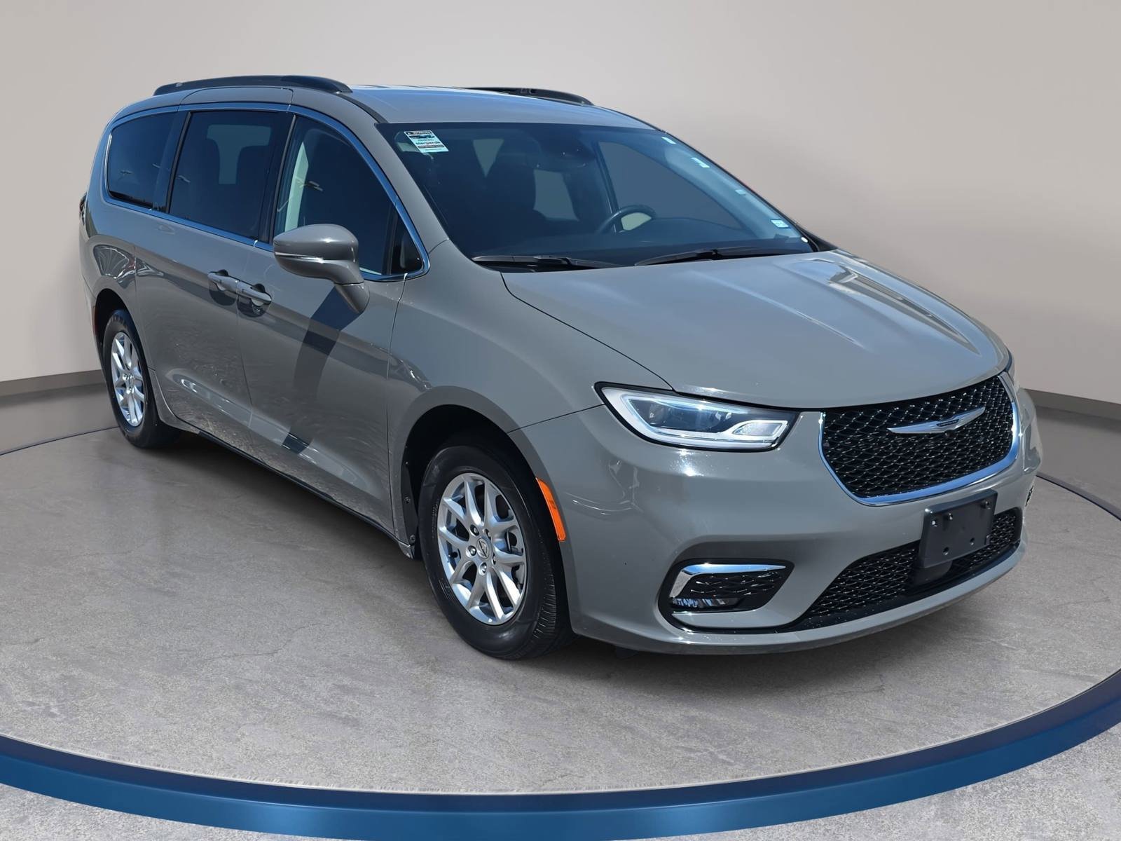Used 2022 Chrysler Pacifica Touring-L FWD image 3