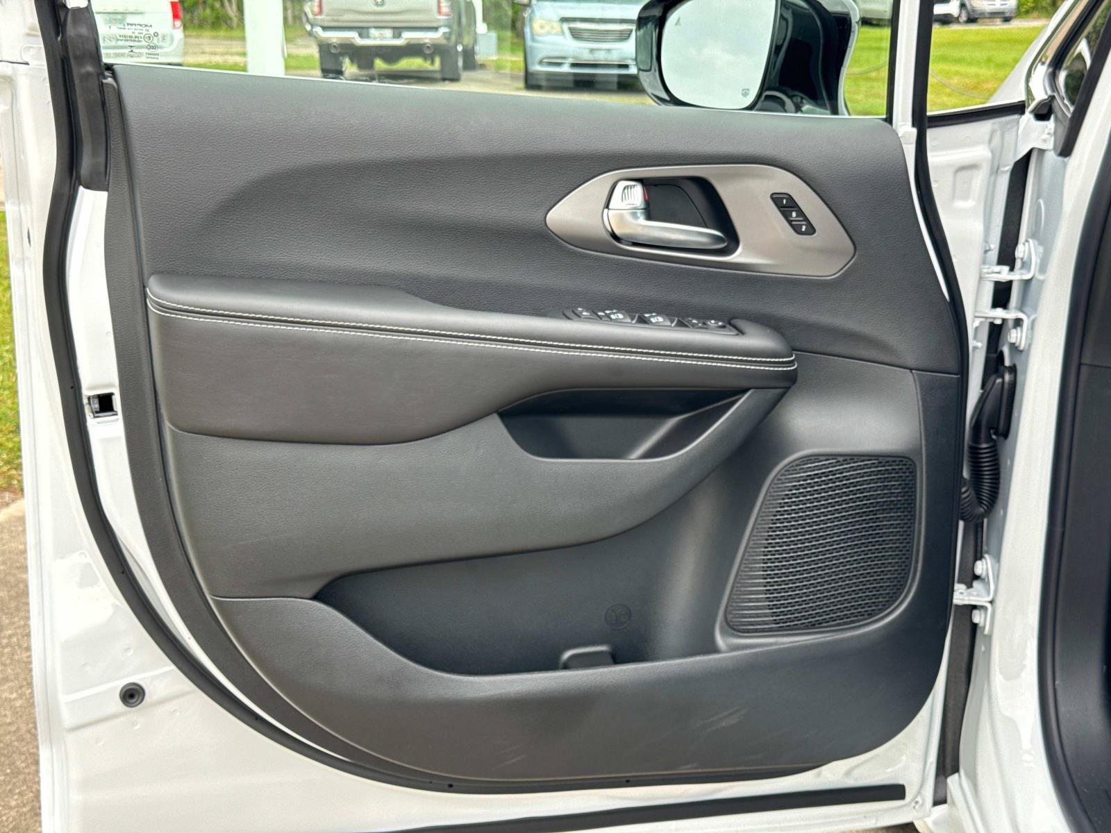 New 2027 Chrysler Pacifica Limited FWD image 16