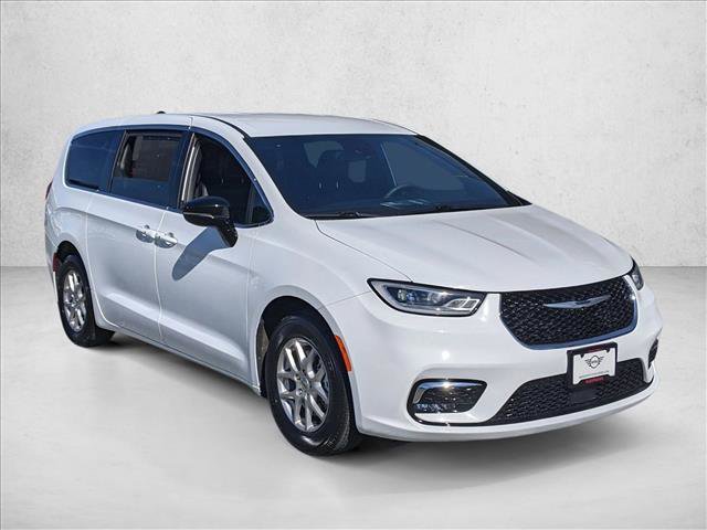 Used 2025 Chrysler Pacifica Select image 3