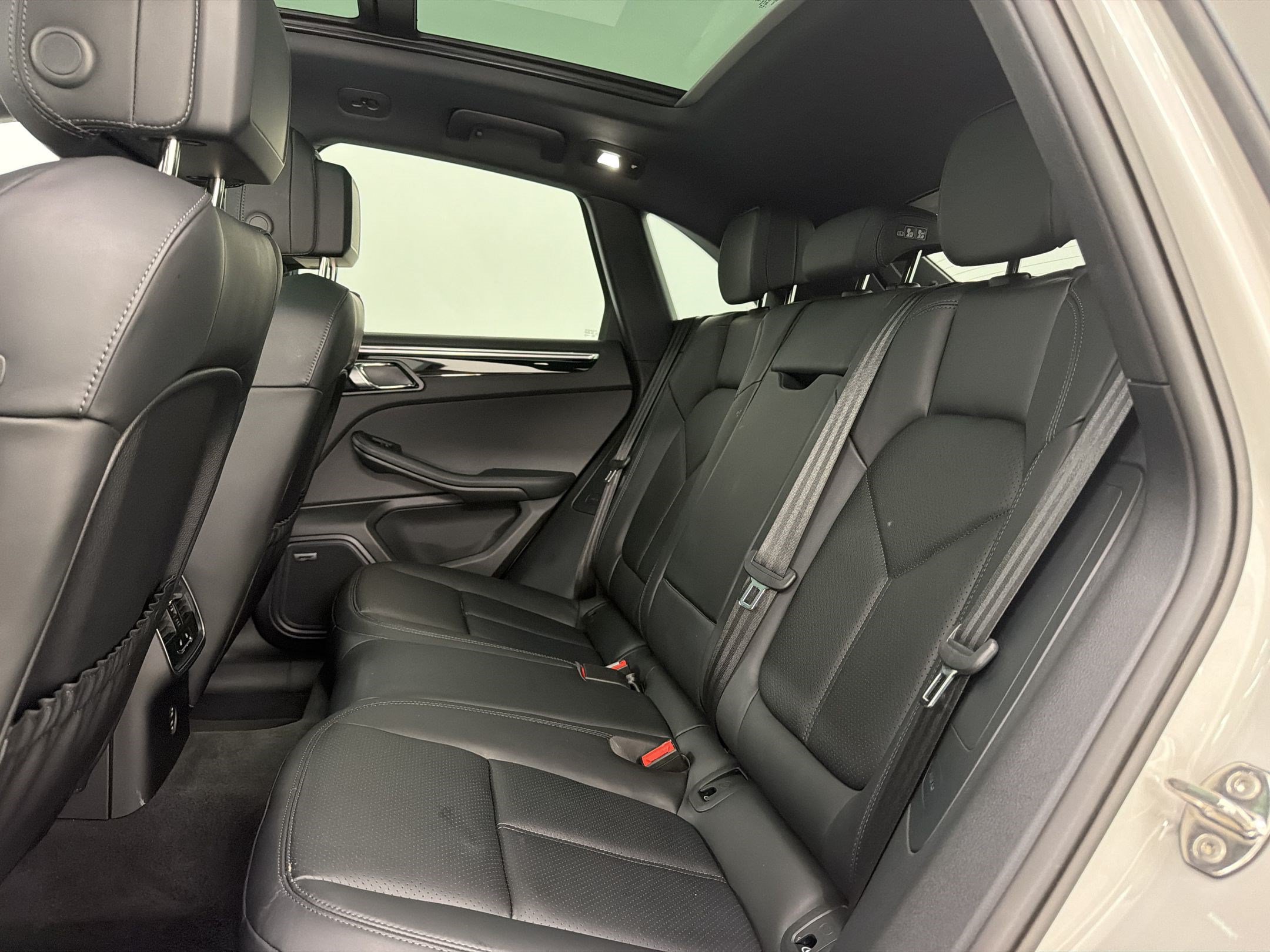 Used 2026 Porsche Macan AWD/4WD image 20