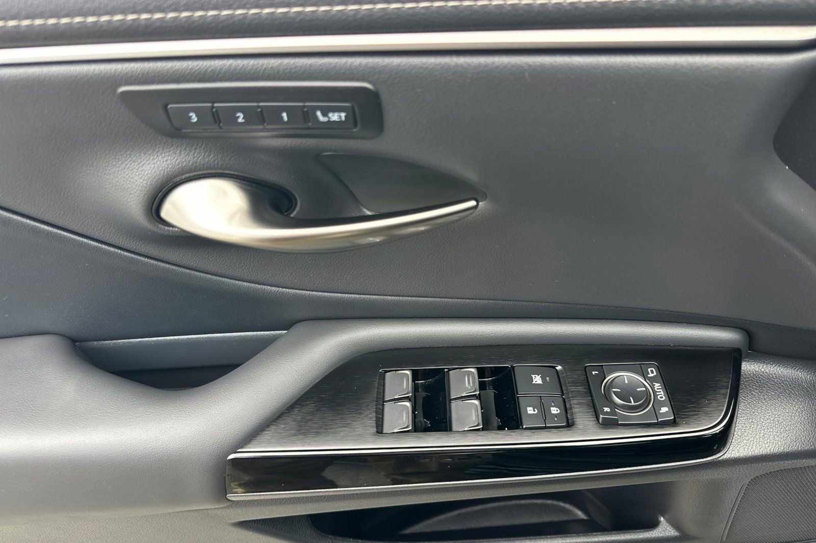 Certified 2025 Lexus ES 350 w/ Premium Package FWD image 8