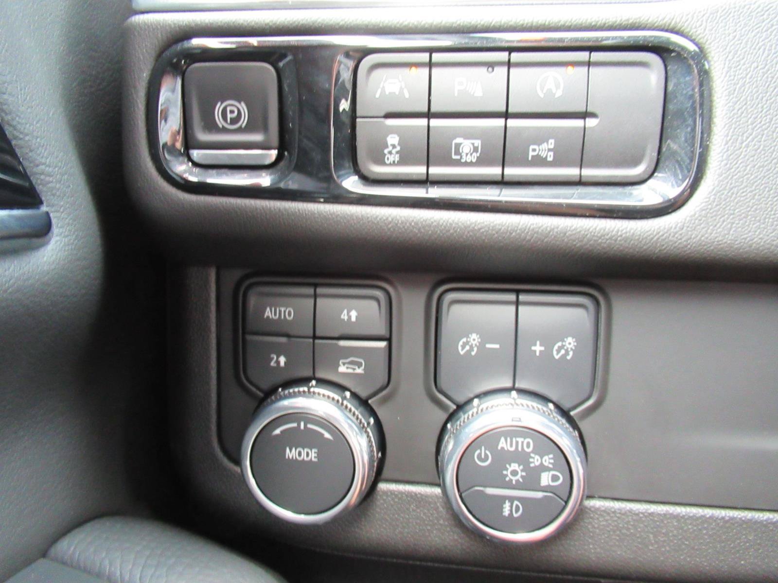Used 2025 GMC Yukon Denali AWD/4WD image 21