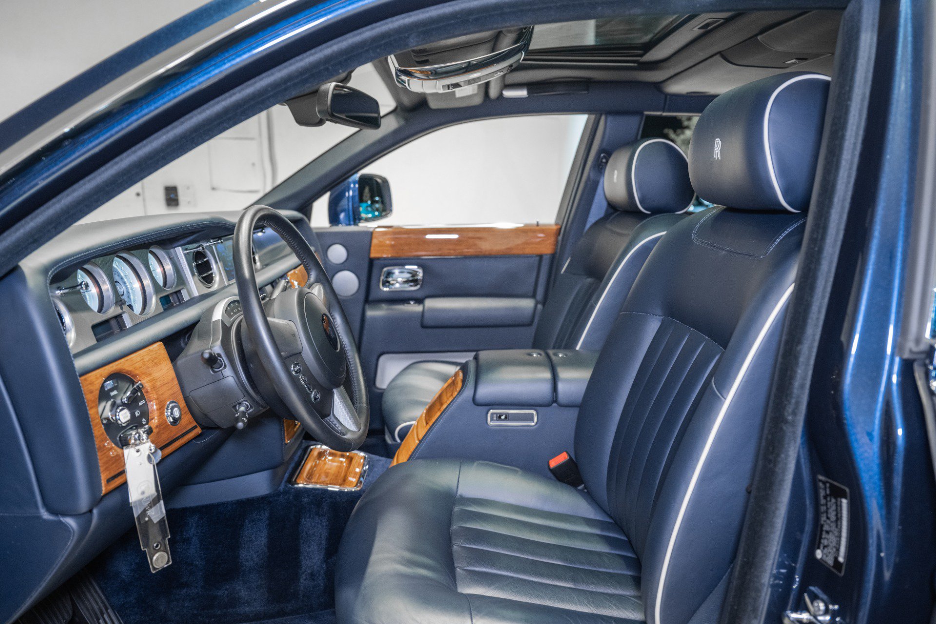 Used 2011 Rolls-Royce Phantom Sedan RWD image 2