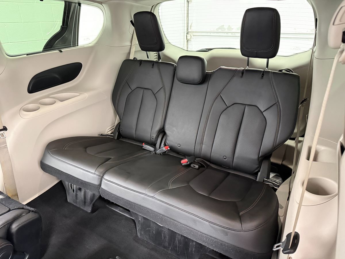 Used 2018 Chrysler Pacifica Touring-L image 13