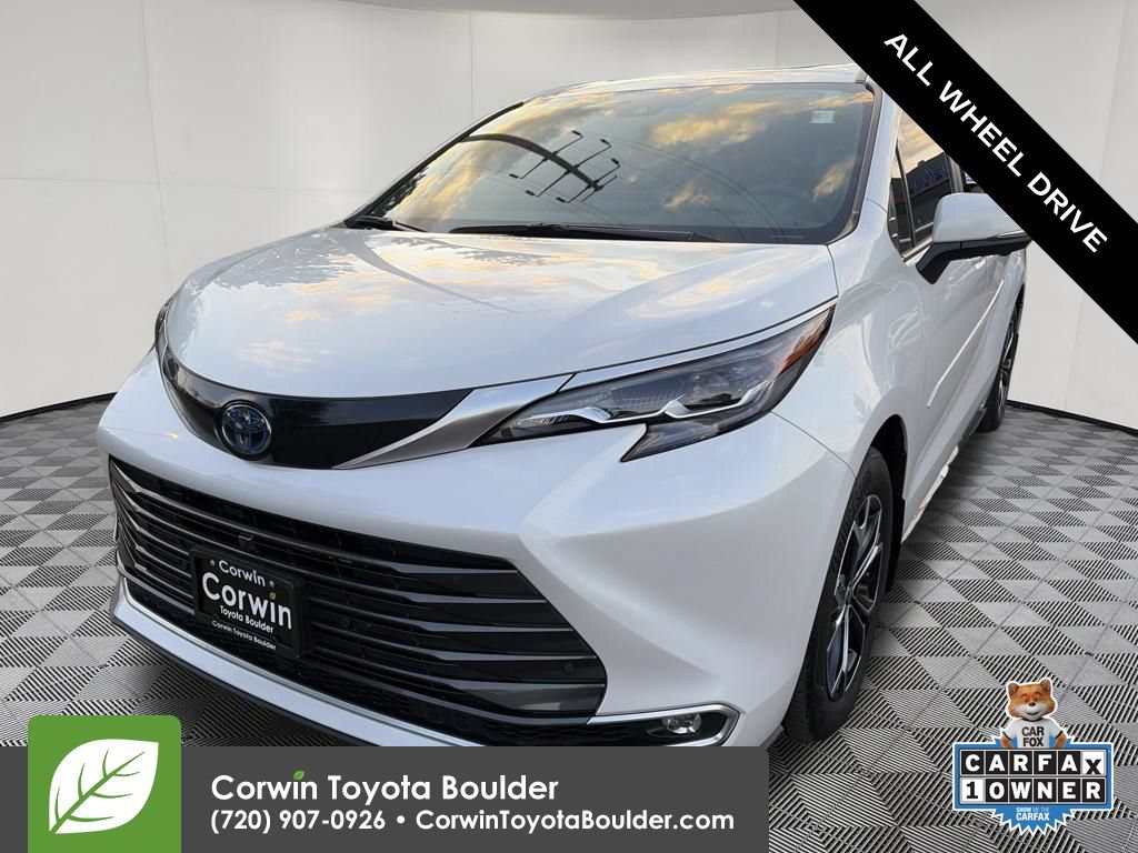 Used 2025 Toyota Sienna Platinum AWD/4WD image 3