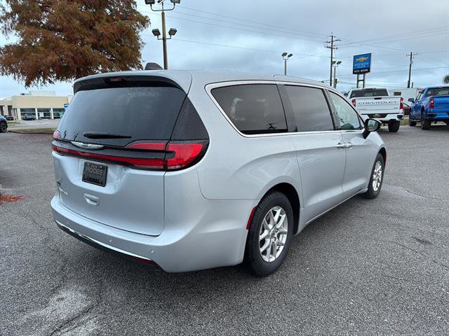 Used 2024 Chrysler Pacifica Touring-L FWD image 7