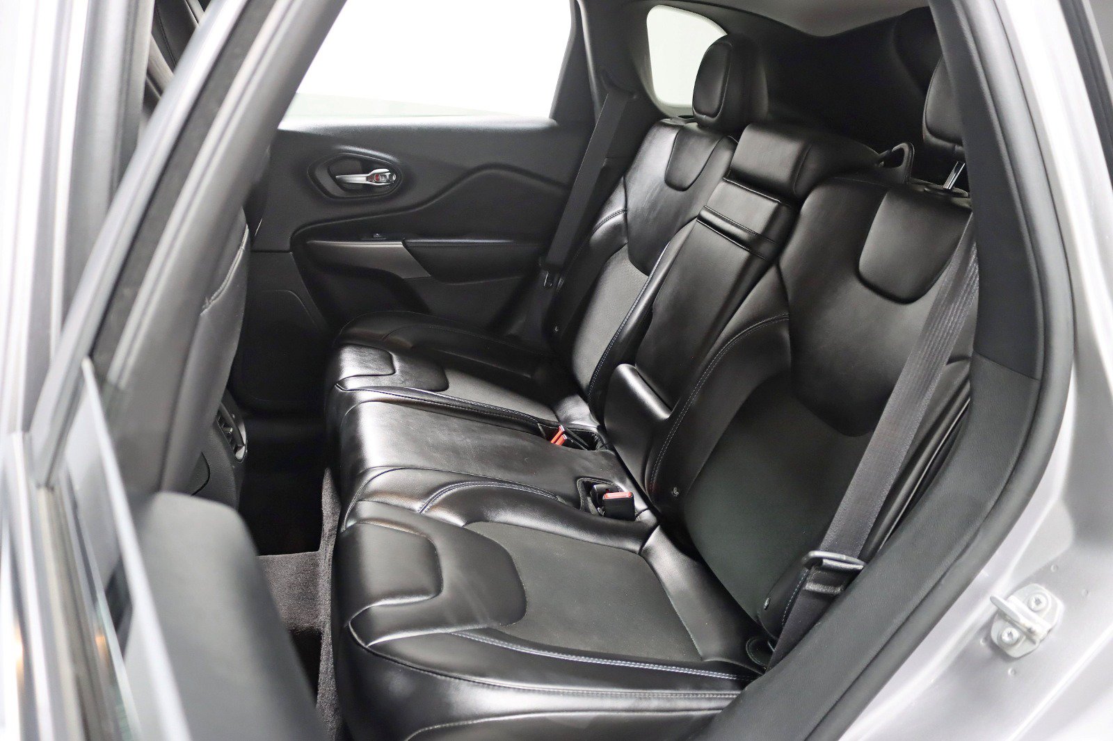 Used 2019 Jeep Cherokee Latitude Plus w/ Cold Weather Group AWD/4WD image 27