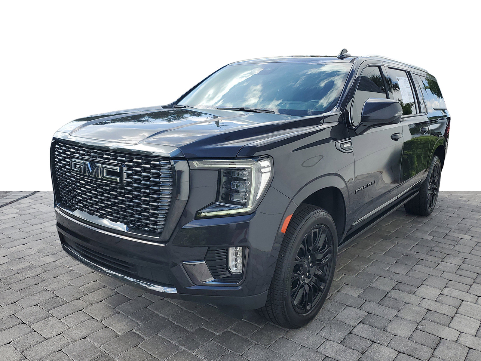 Used 2023 GMC Yukon XL Denali Ultimate w/ LPO, Floor Liner Package AWD/4WD image 3