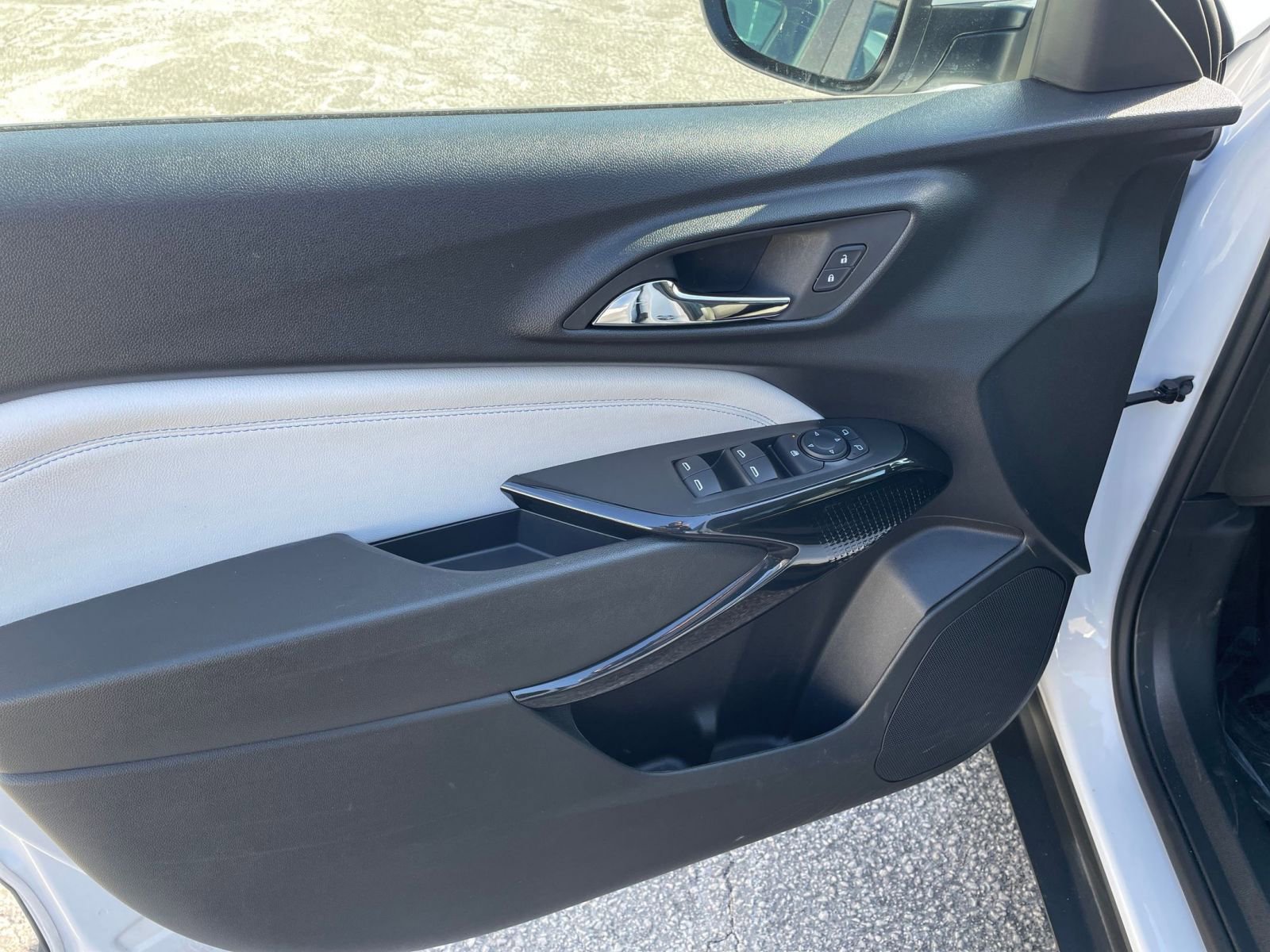 Used 2025 Chevrolet Trax LT w/ LT Convenience Package image 18