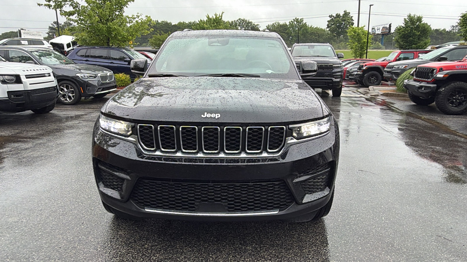 Used 2024 Jeep Grand Cherokee Laredo w/ Luxury Tech Group I AWD/4WD image 3