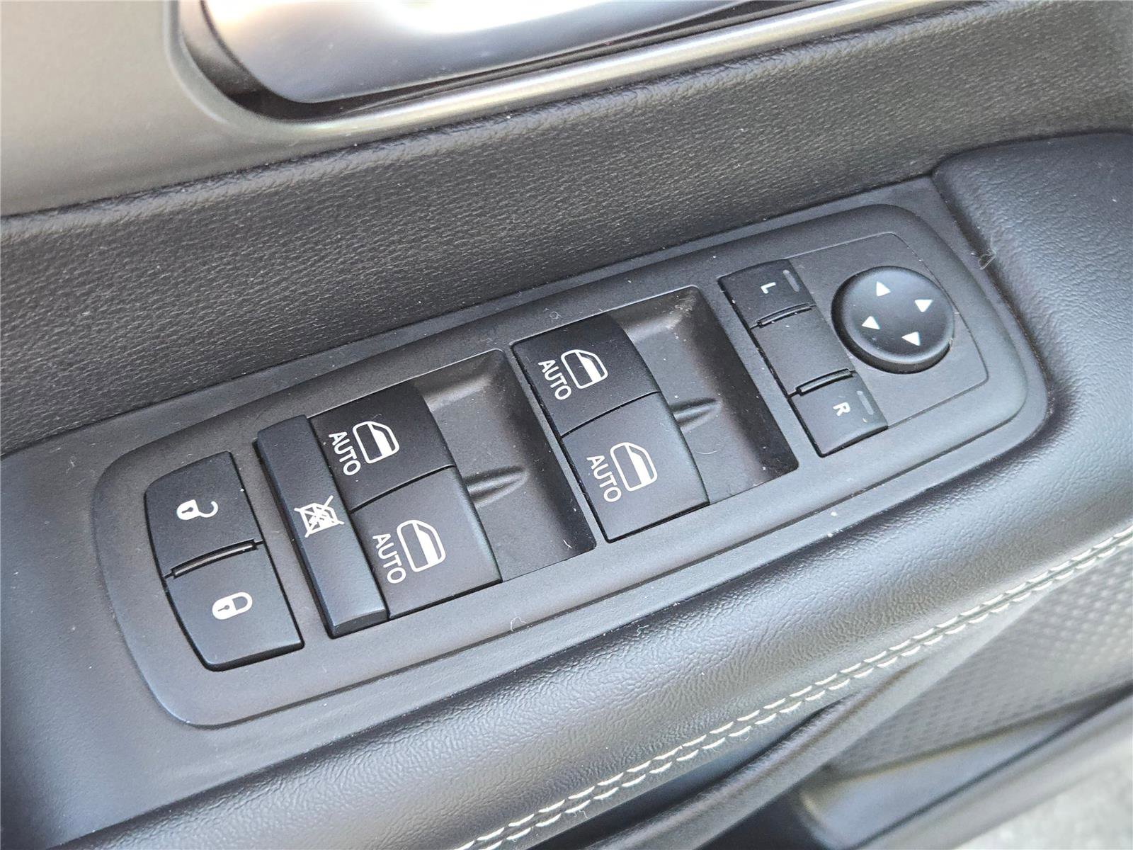 Certified 2025 Chrysler Pacifica Select image 23