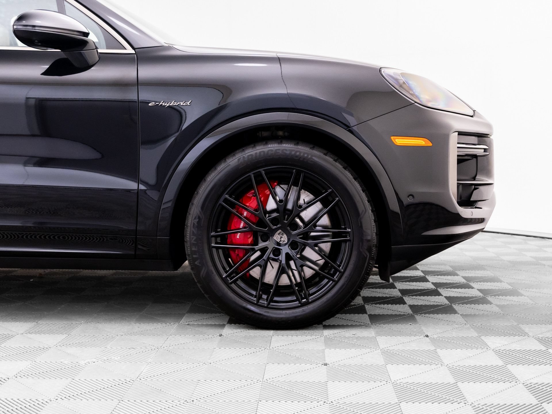 Certified 2025 Porsche Cayenne Turbo AWD/4WD image 31