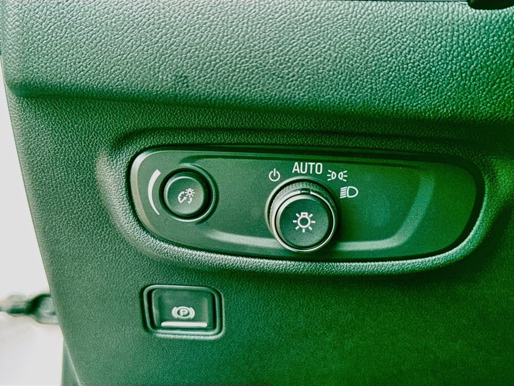 Used 2024 GMC Terrain SLE w/ Driver Convenience Package FWD image 19