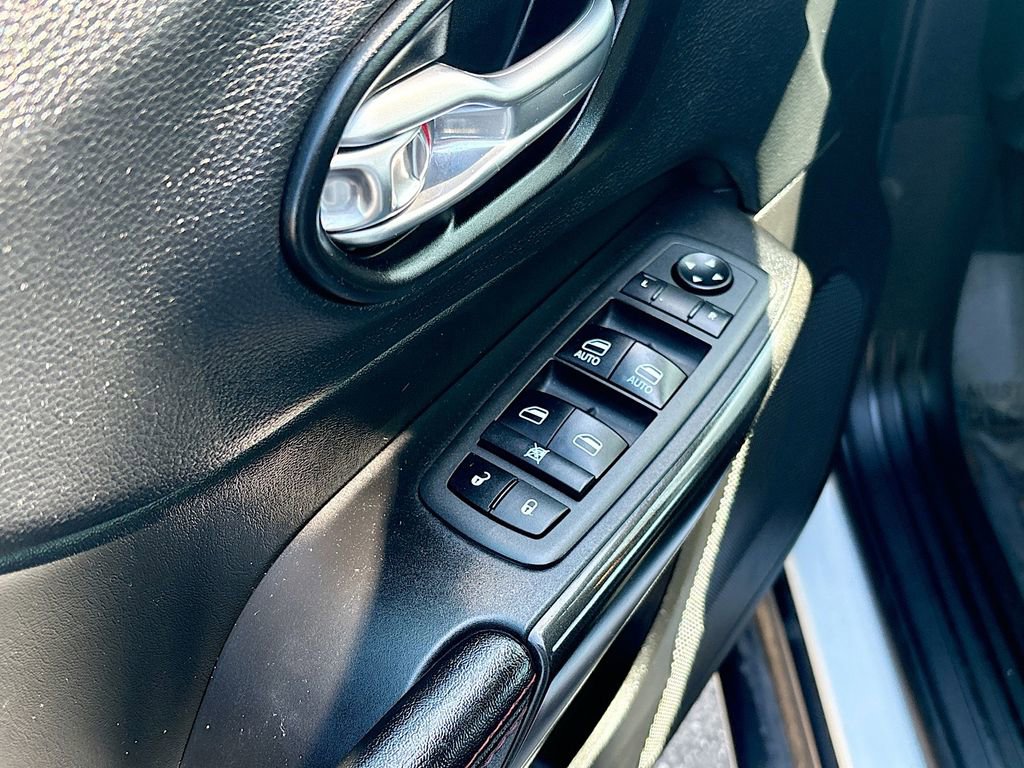 Used 2021 Jeep Cherokee Trailhawk image 17