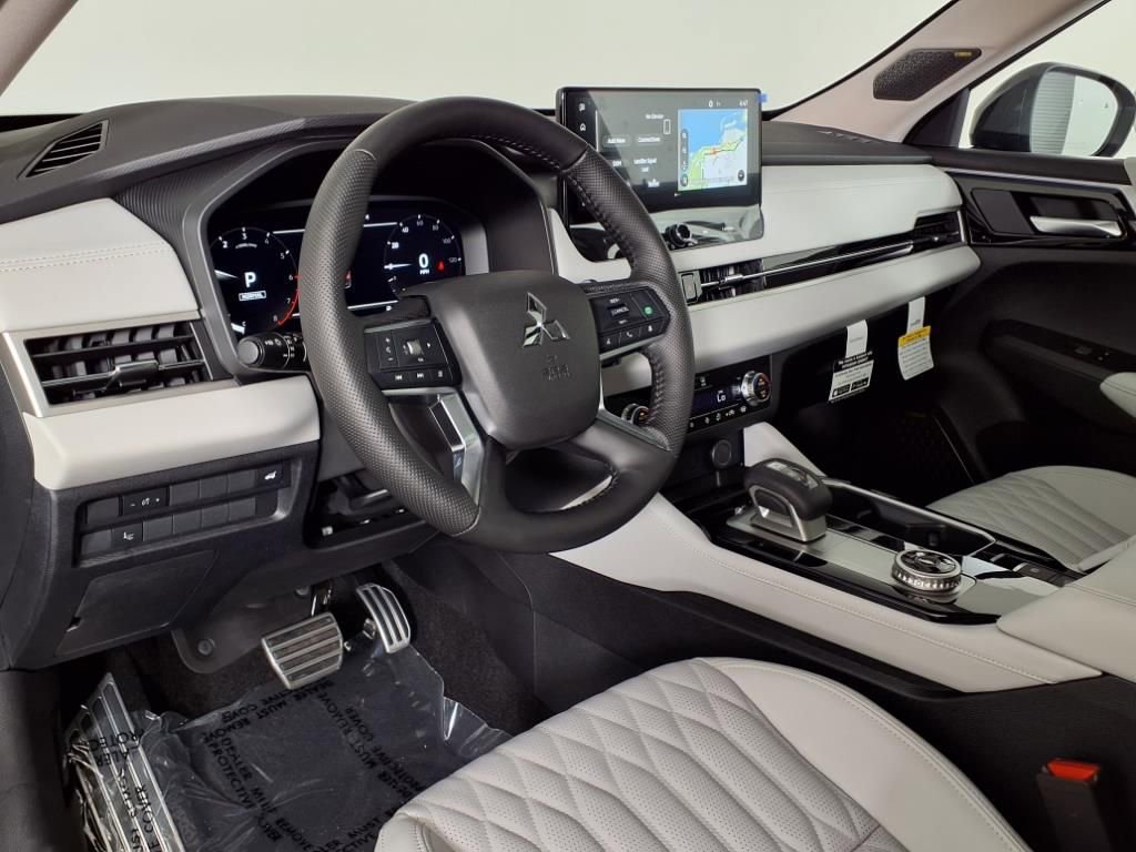 Used 2025 Mitsubishi Outlander AWD image 15