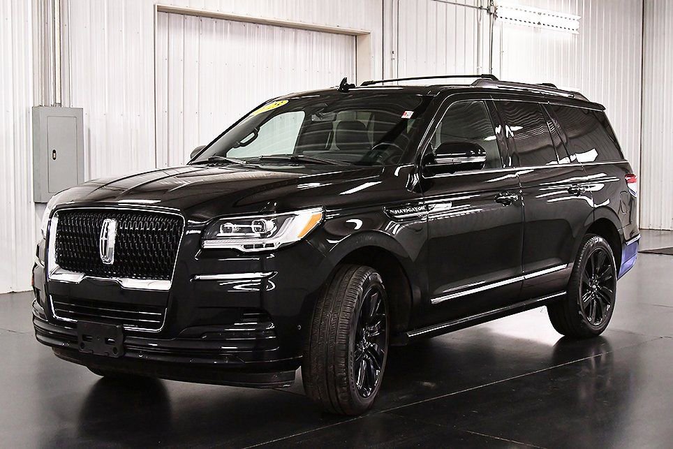 Used 2023 Lincoln Navigator Reserve image 3