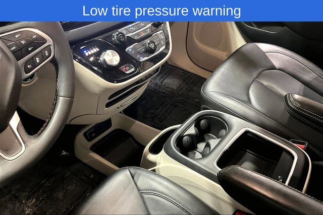 Used 2024 Chrysler Pacifica Touring-L image 19