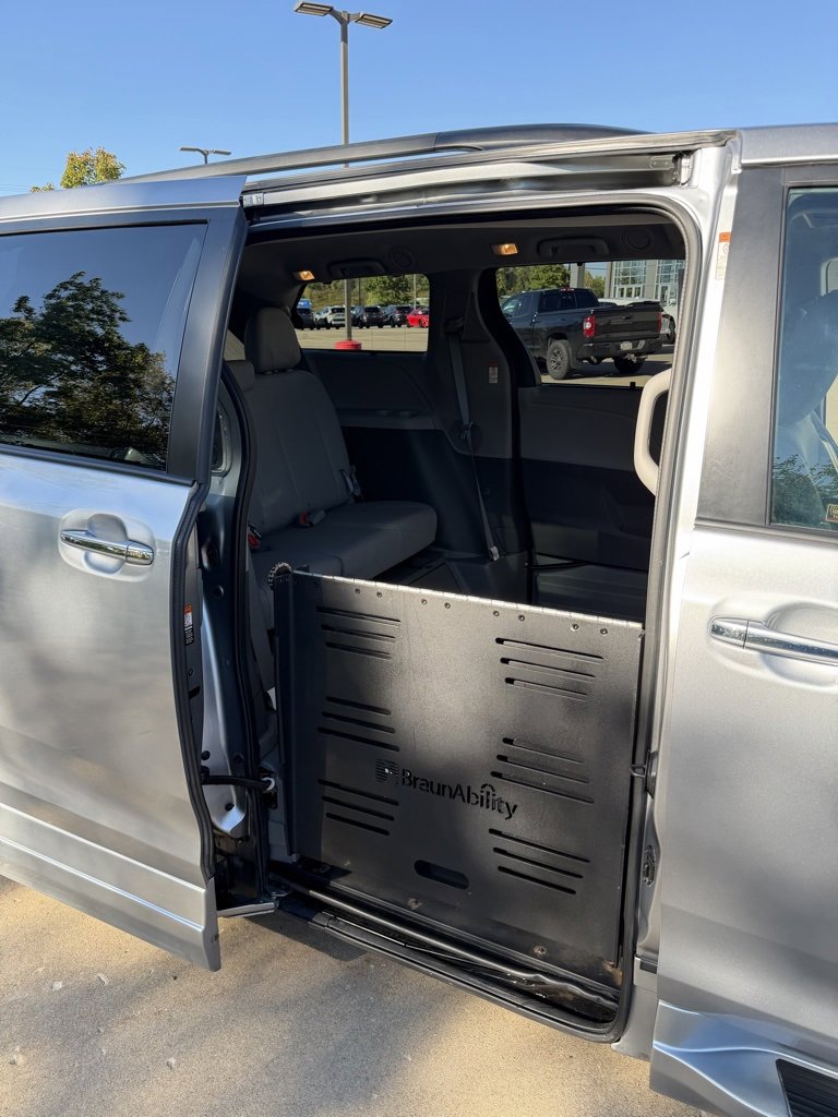 Used 2017 Toyota Sienna XLE image 24