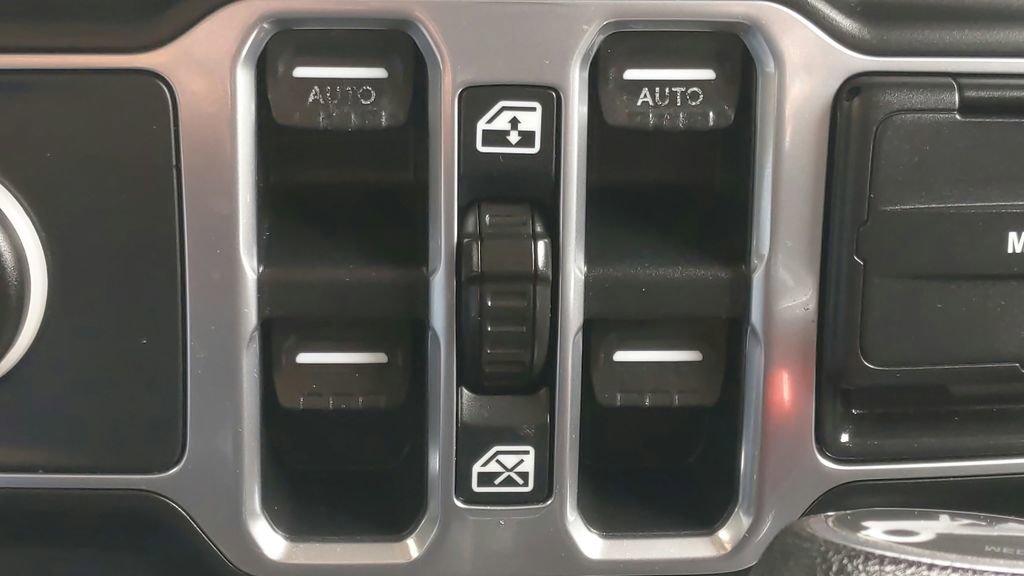 Used 2018 Jeep Wrangler Unlimited Sahara w/ Dual Top Group AWD/4WD image 26