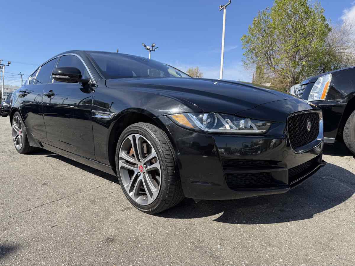 Used 2017 Jaguar XE Premium image 1