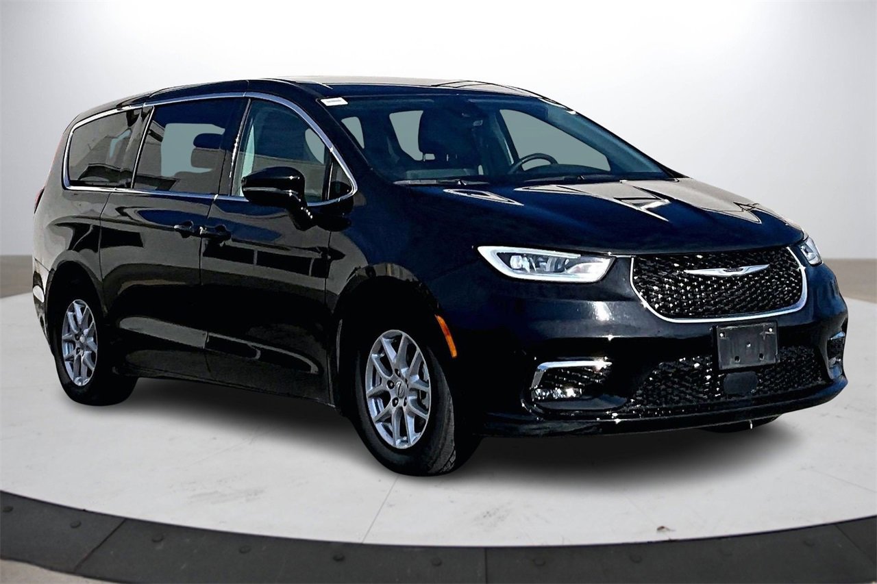 Certified 2024 Chrysler Pacifica Touring-L image 2