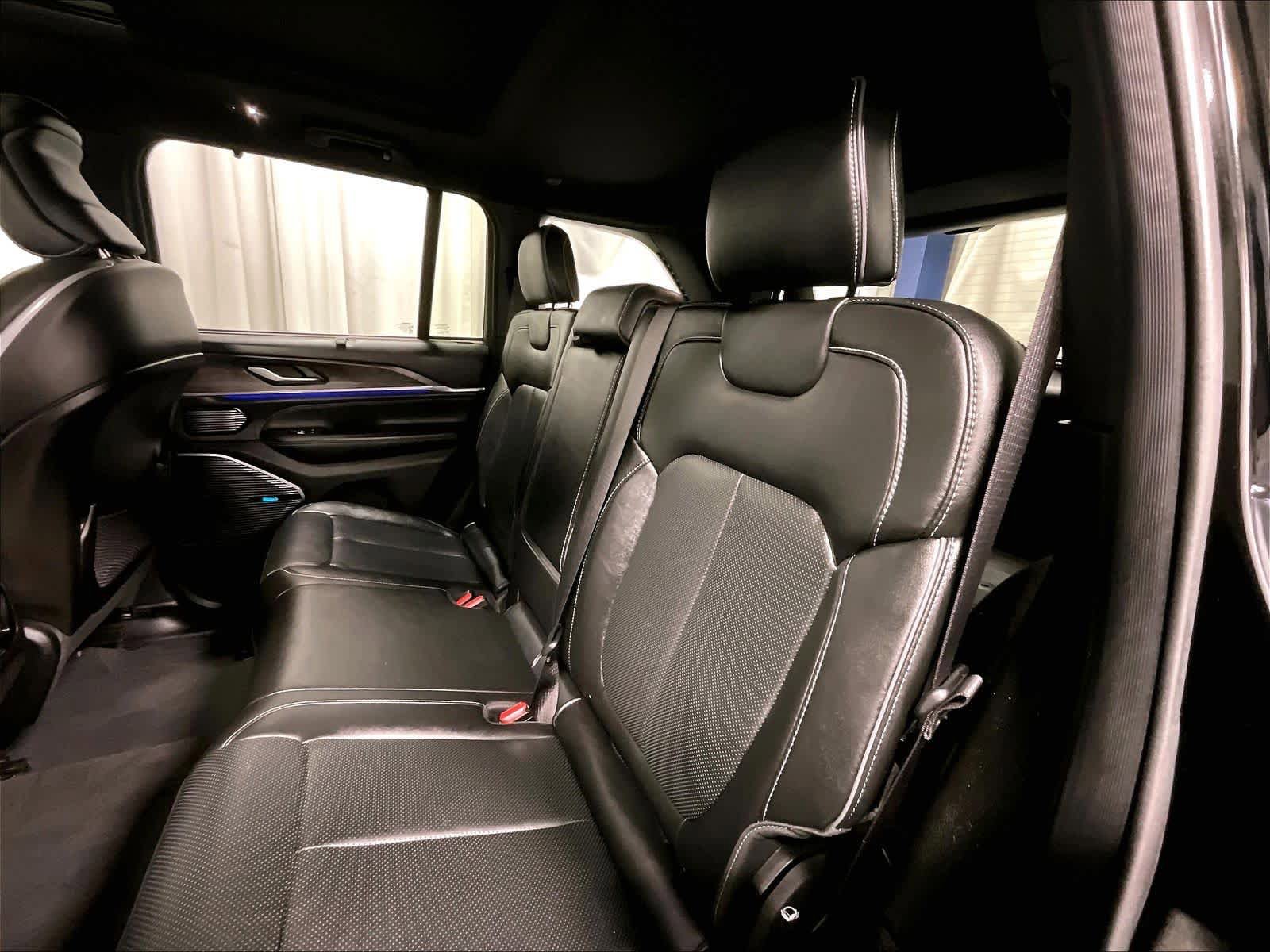 Used 2023 Jeep Grand Cherokee Overland w/ Luxury Tech Group IV AWD/4WD image 15