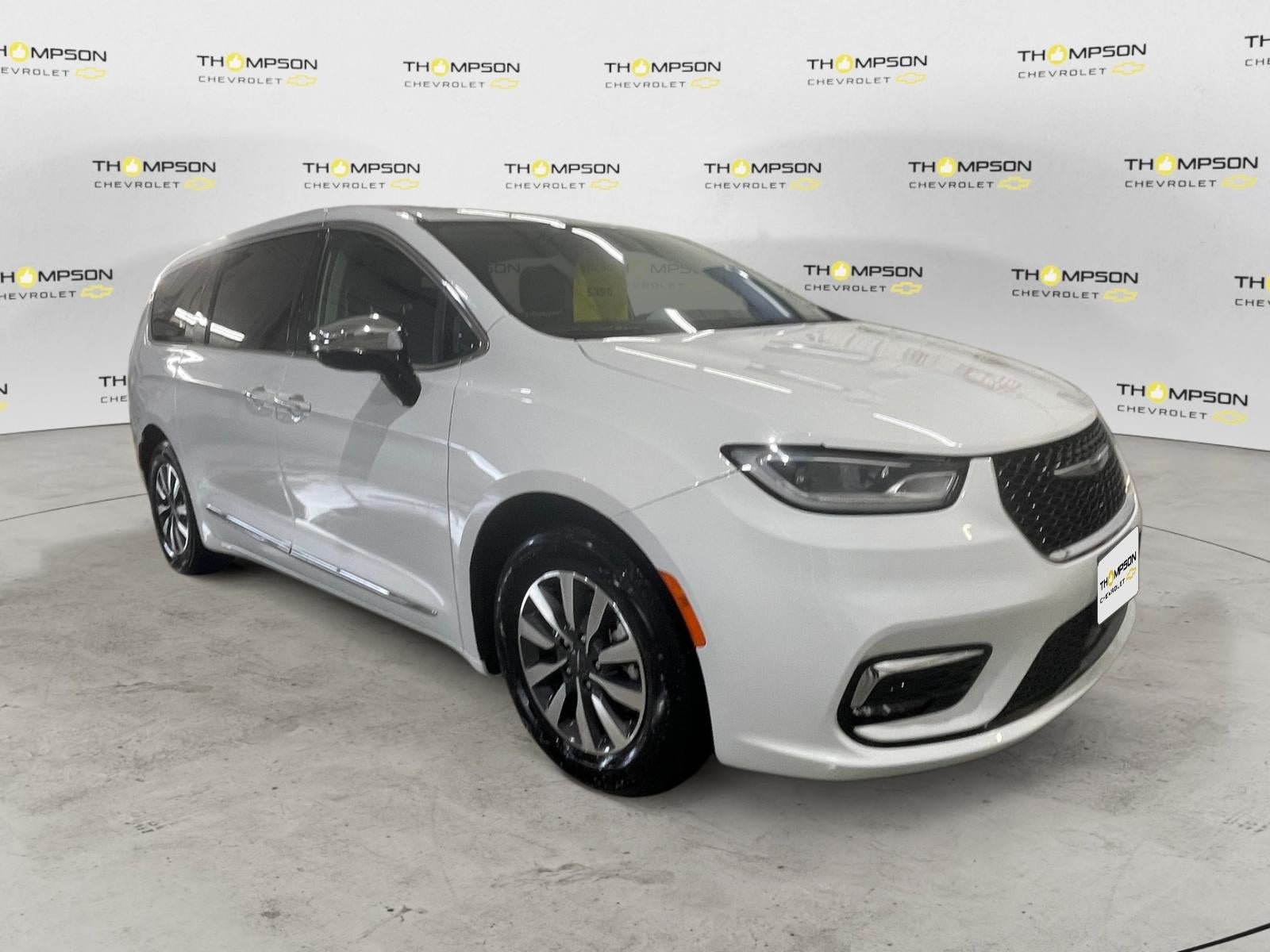 Used 2023 Chrysler Pacifica Limited FWD image 7