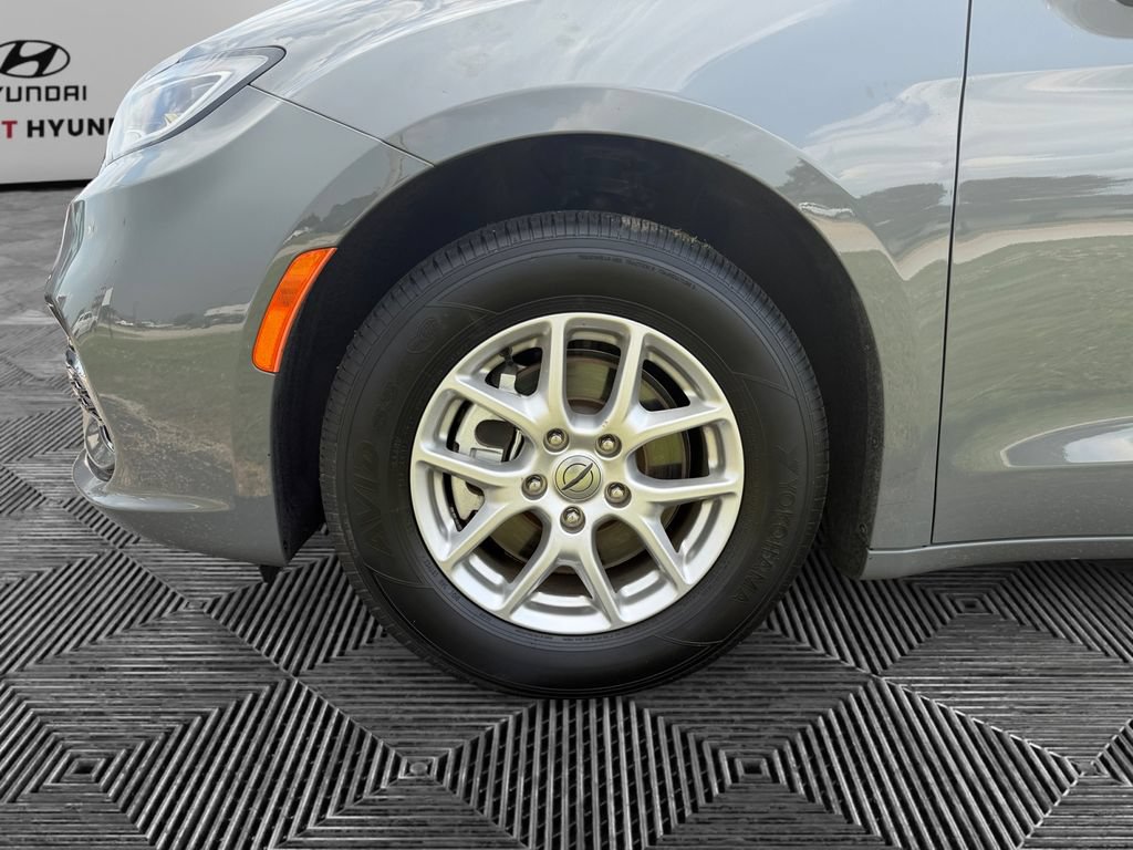 Used 2025 Chrysler Pacifica Select FWD image 15