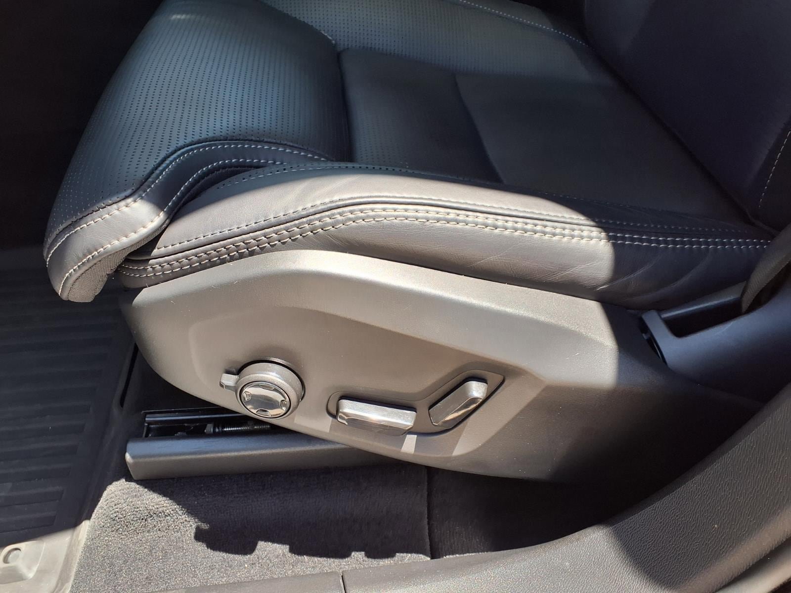 Certified 2023 Volvo XC60 B5 Ultimate w/ Climate Package FWD image 23