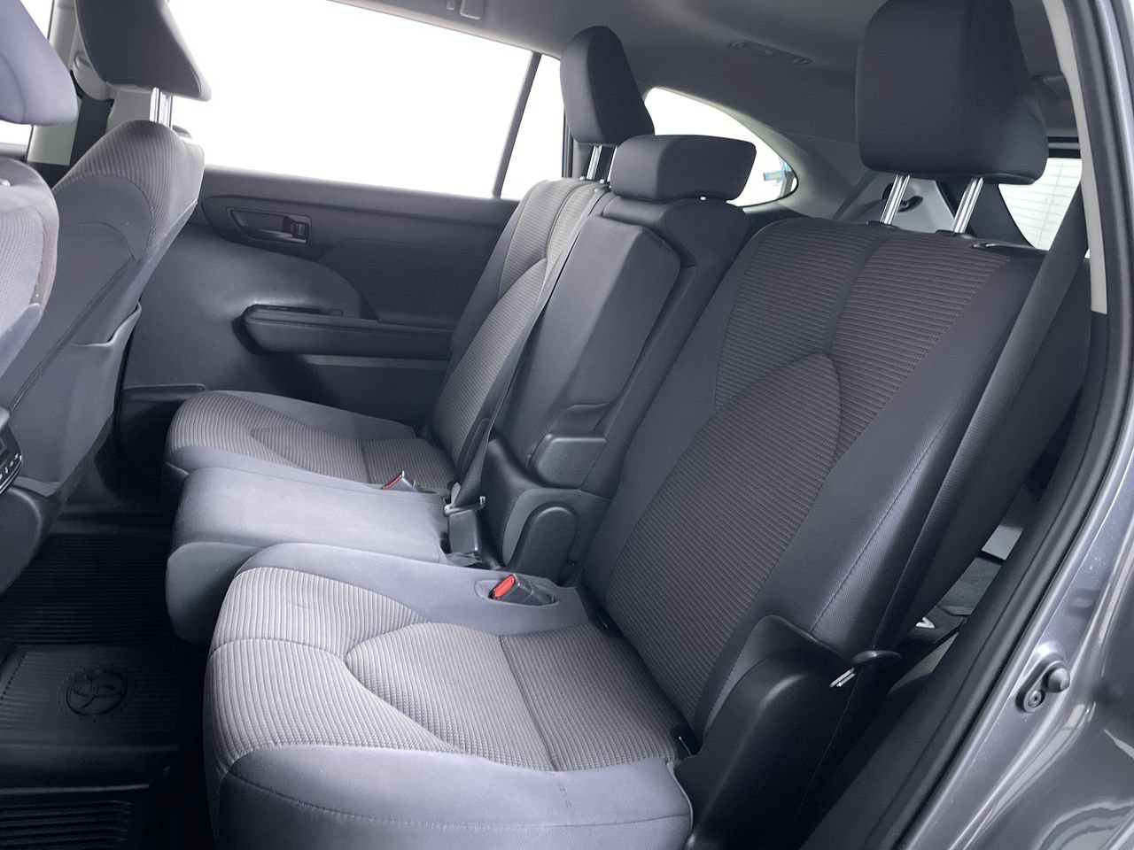 Used 2023 Toyota Highlander LE AWD/4WD image 21