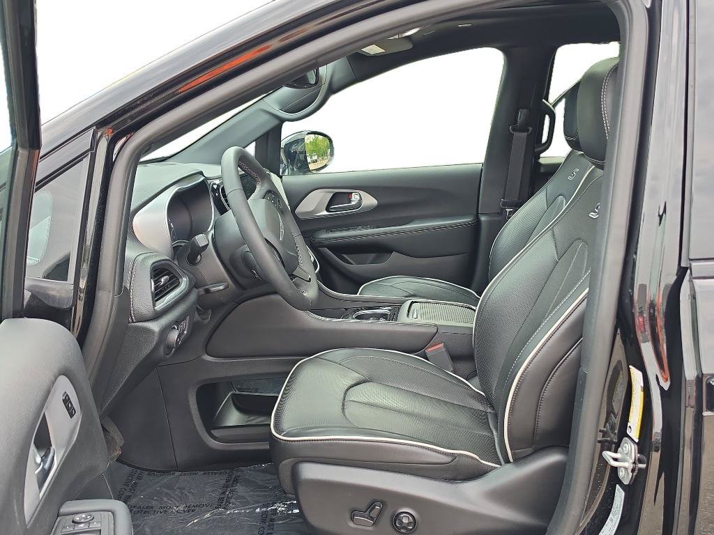 Used 2025 Chrysler Pacifica Limited FWD image 11