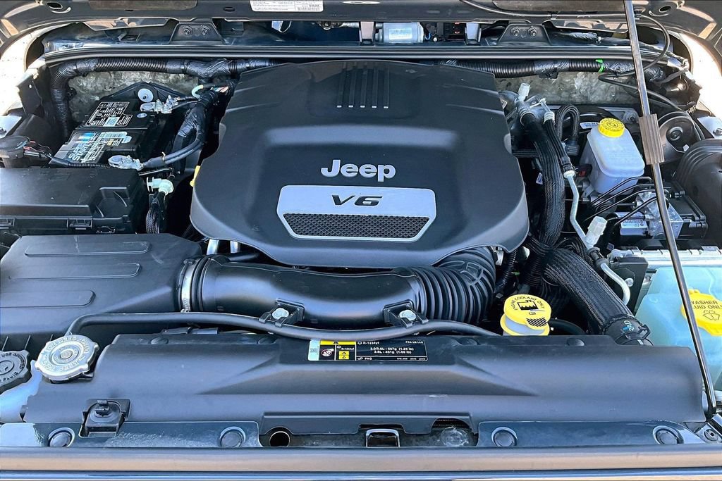 Used 2017 Jeep Wrangler Unlimited Sahara w/ Connectivity Group AWD/4WD image 30
