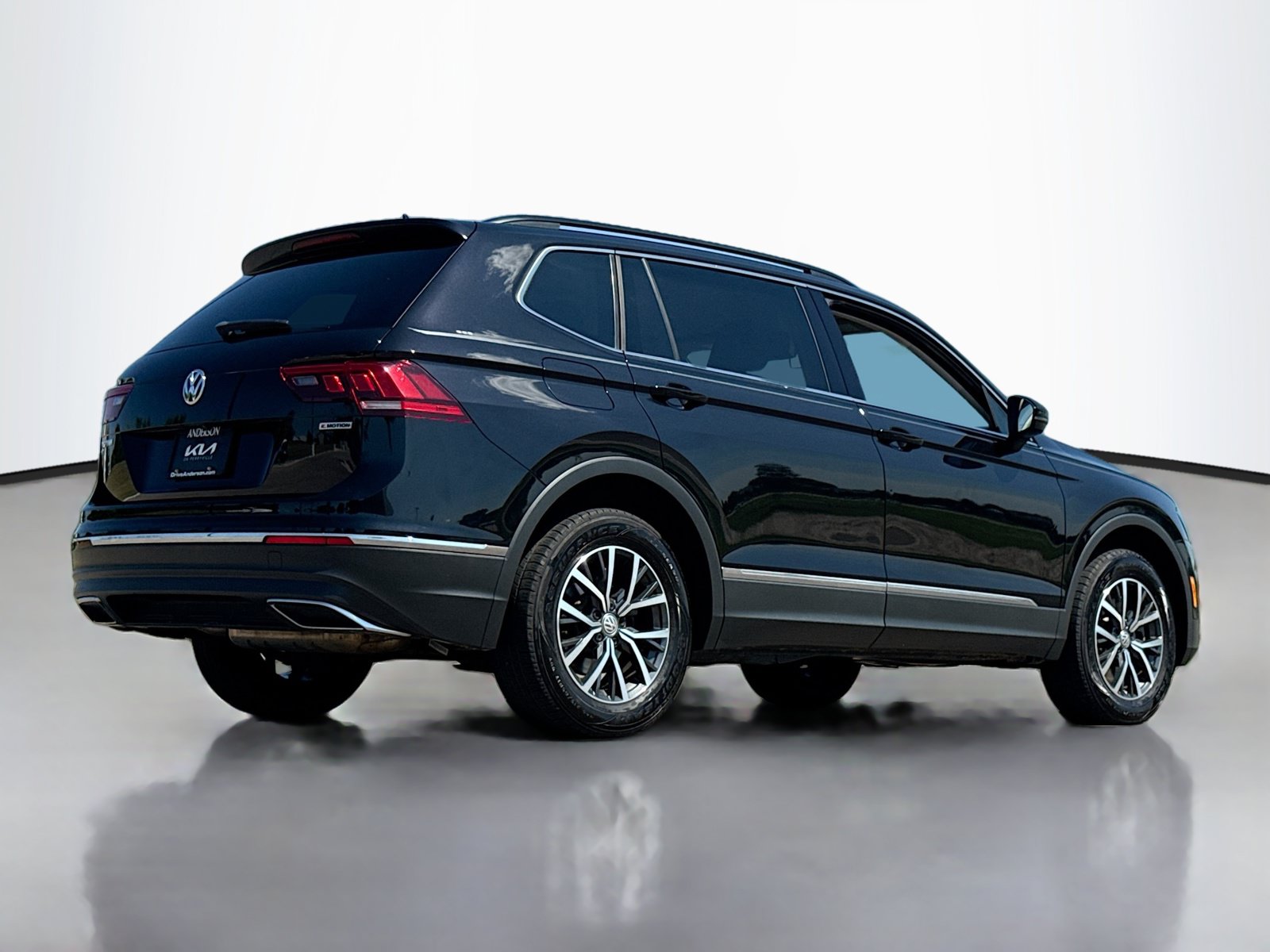 Used 2020 Volkswagen Tiguan SE AWD/4WD image 2