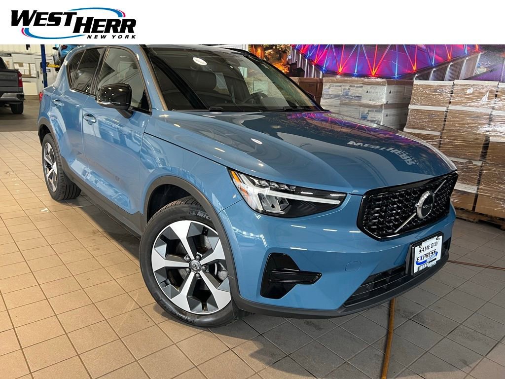 Used 2024 Volvo XC40 B5 Core AWD/4WD image 1