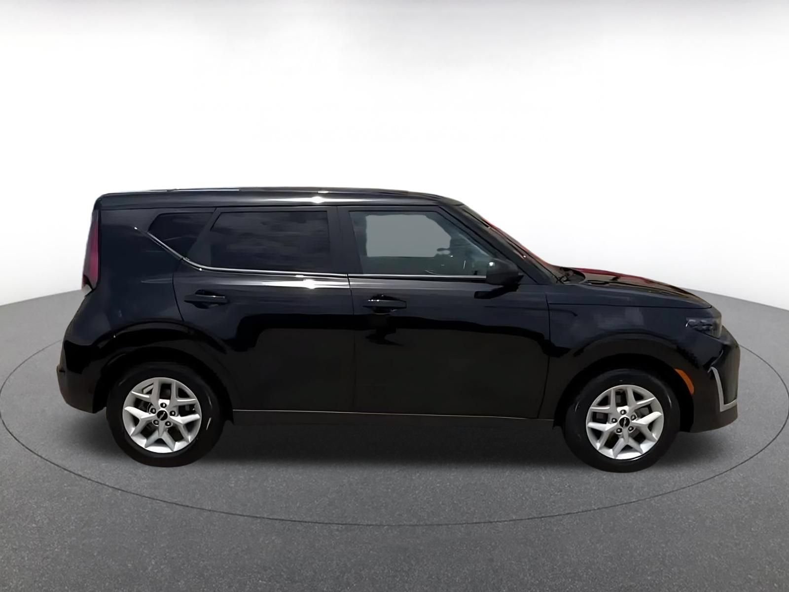Used 2025 Kia Soul LX w/ LX Technology Package FWD image 13