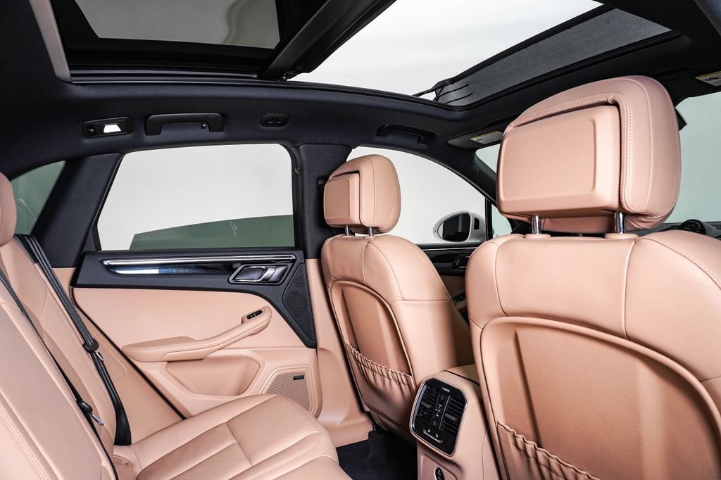 Certified 2025 Porsche Macan AWD/4WD image 15