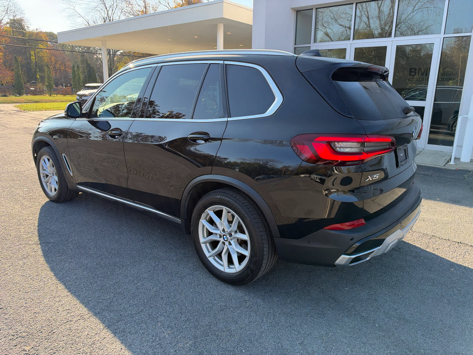 Used 2021 BMW X5 xDrive40i w/ Executive Package AWD/4WD image 3